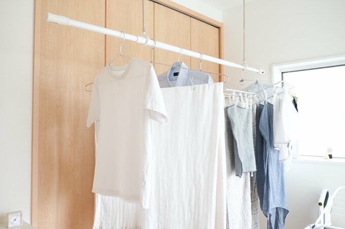 洗濯物を部屋で干している