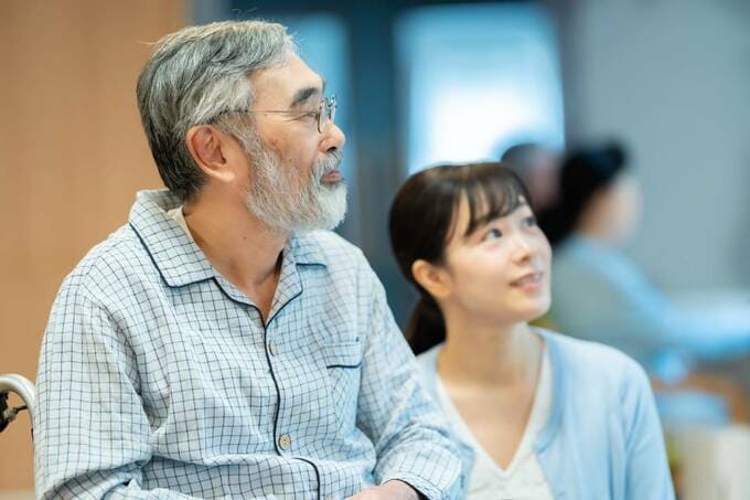 男性と女性が横を見る様子