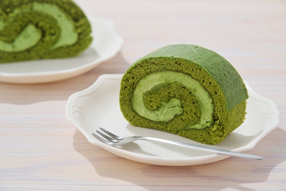 名店が手がける、金箔輝く「宇治抹茶のロールケーキ」。濃厚な生チョココーティングにうっとり | ESSEonline（エッセ オンライン）