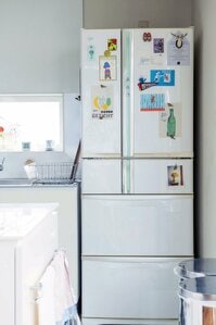 白い冷蔵庫はポストカードで変化をつけて