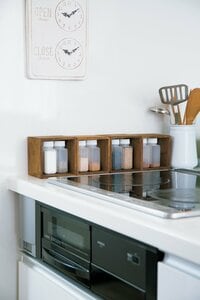 調味料やハーブを並べぴったりサイズのボトルをイン