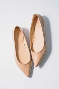 雨の日にも便利な上品ベージュのエナメルパンプス
