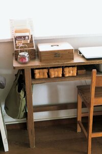 見える場所にはテイストをそろえた素朴なカゴを