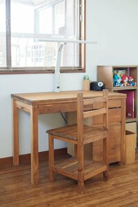 明るい色のパイン材の机は、オイルステインで風合いを