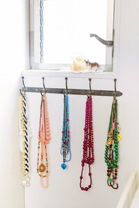 アクセサリーは色で分けてフックに