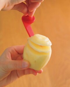 ジャガイモに刺してハンドルをぐるぐる回すだけ