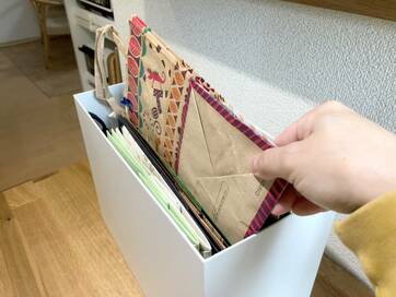 捨てられない紙袋は無印良品のボックスに収納。「いつか使うかも」がなくなる