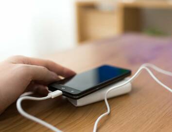 スマホから発火！落下、充電コネクタの入れ方が原因に？