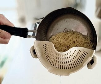 愛してやまない「3COINS」のアイテム3つ。660円水きり・湯ぎりしやすいザルに、330円ジェルネイル