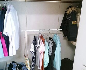 必要なのはつっぱり棒のみ！クローゼットの子ども服収納がラクになる方法