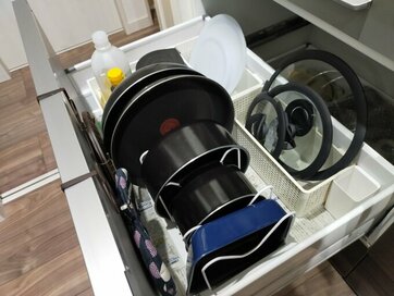 鍋・フライパンは「5つ」あればいい。43cmの幅ですべて収納