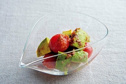 笠原将弘さんイチオシの夏の副菜。簡単にトマトとアボカドが絶品になる