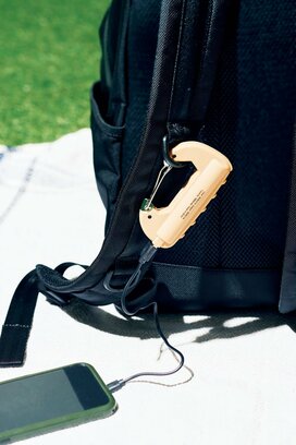 カラビナ型の充電器や揺らぐランタン。おしゃれなアウトドアグッズは防災にも