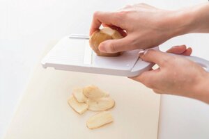 ショウガ100gはタワシで洗って汚れている部分を除き、水気をふく。