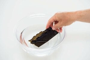昆布全体が濡れるよう、さっと水（分量外）にくぐらせる。