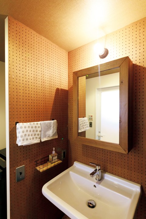 有孔ボードで仕切った洗面室