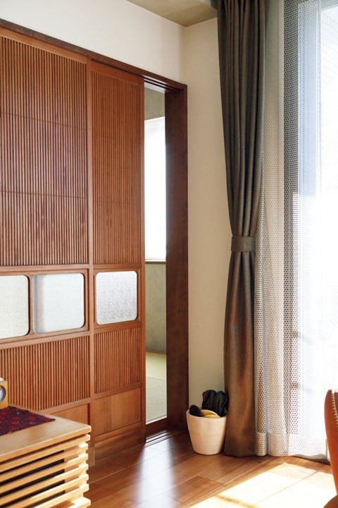 個室の壁をレトロな建具にして拡張し、リビングとして使えるように