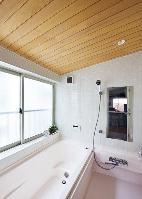 天井が青森ヒバの浴室