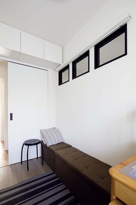 子ども室と玄関をつなげる室内窓