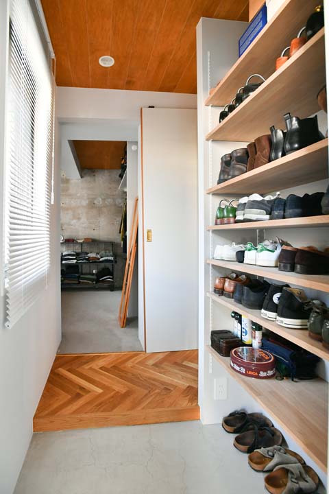 オープンな靴収納を設置した玄関土間