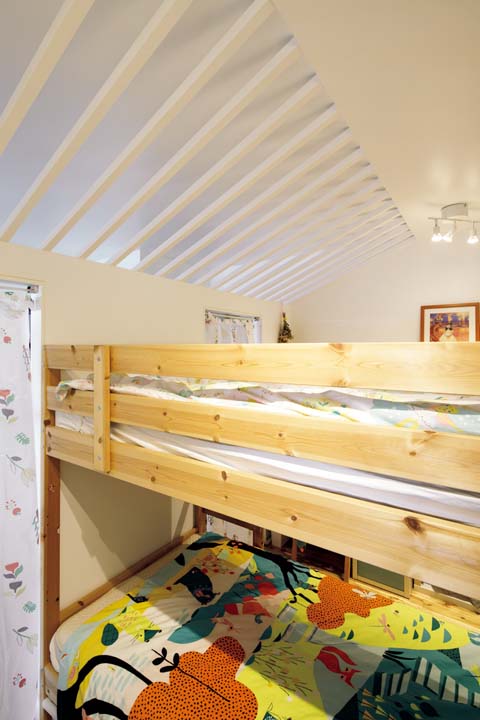 真ん中に置いた2段ベッドで区切った子ども室