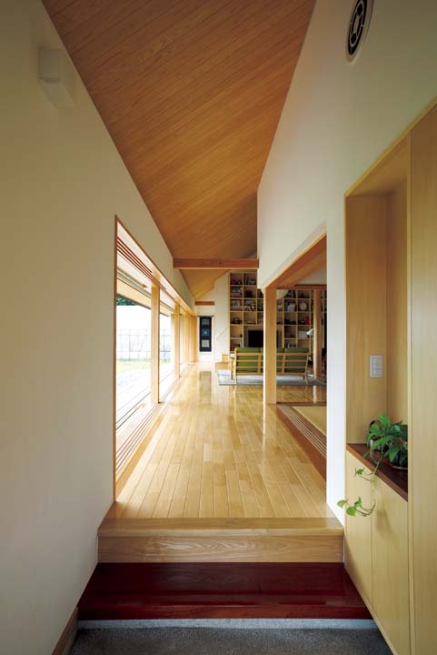 玄関からフラットに続くLDK