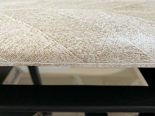 ライティングデスクの天板に壁紙を貼った角の部分