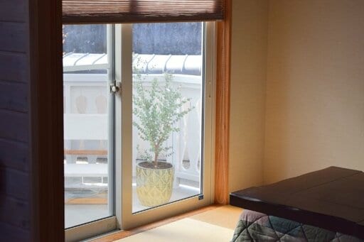 リビングの先にある4畳半の和室