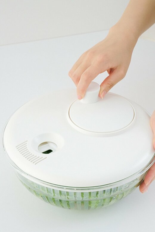 「洗いやすい野菜水切りセット ガラスボール付」で水切りしている写真