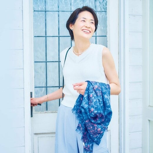 薄着で出かける女性