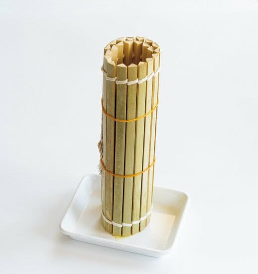 バットの上に立てた巻かれた状態の巻きす