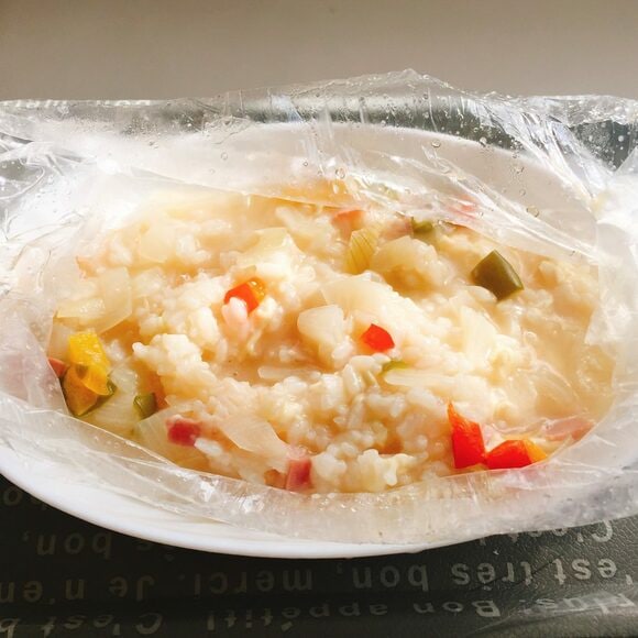 器の上に袋を広げて食べれば器を汚さずにすむ