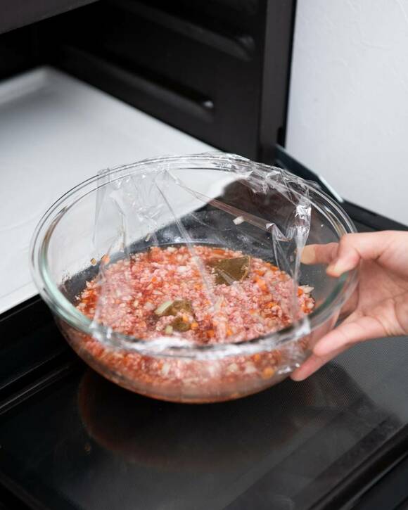 耐熱ボウルにラップをした様子