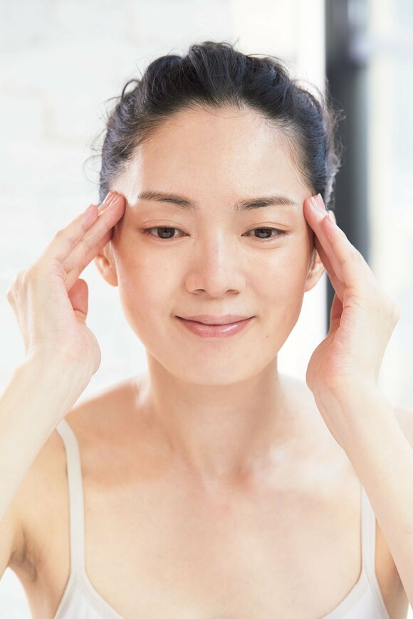 両指を目じりに