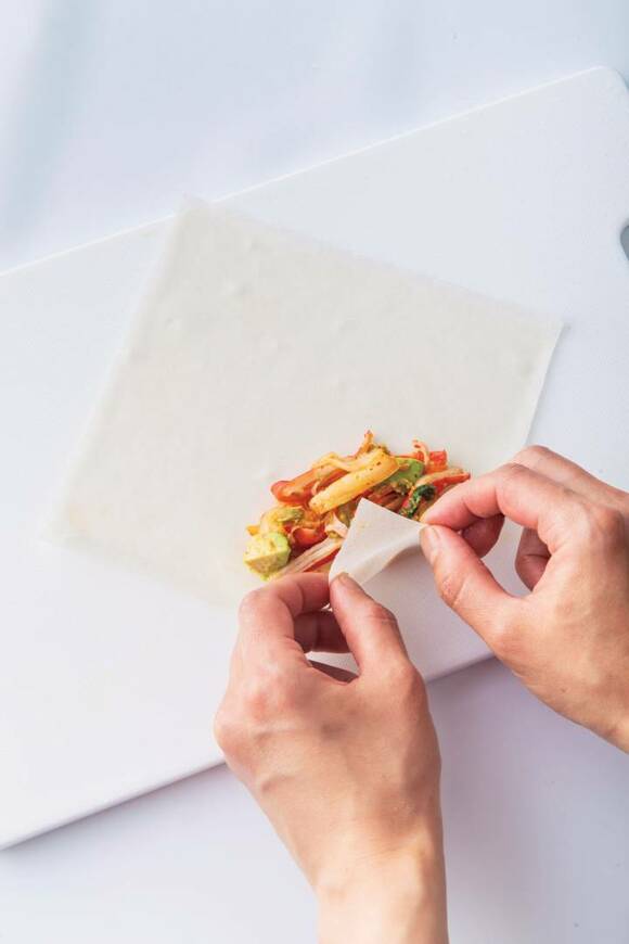 皮で具材をまく