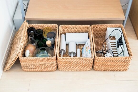 飾り棚の下に3つ並べて