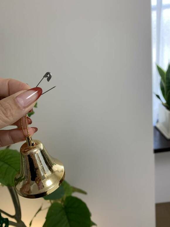 ヒモに安全ピンを通す