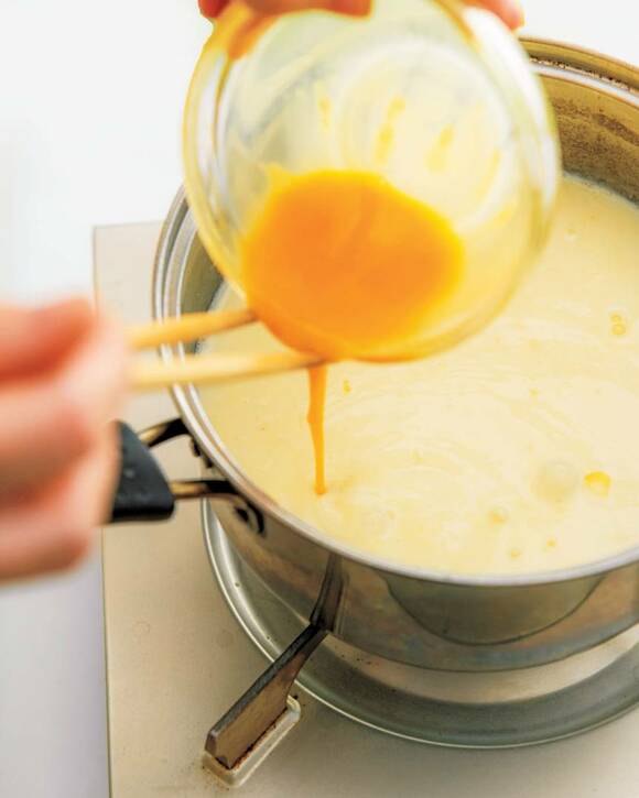 卵をお鍋に入れる