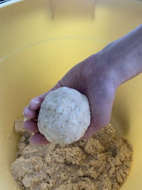 みそ玉を手に持つ