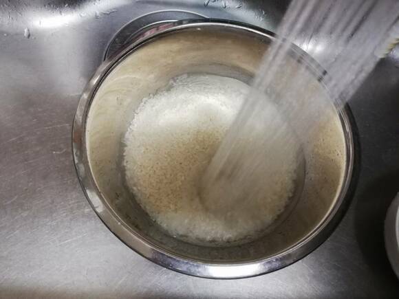 シャワー水栓で水を入れる様子