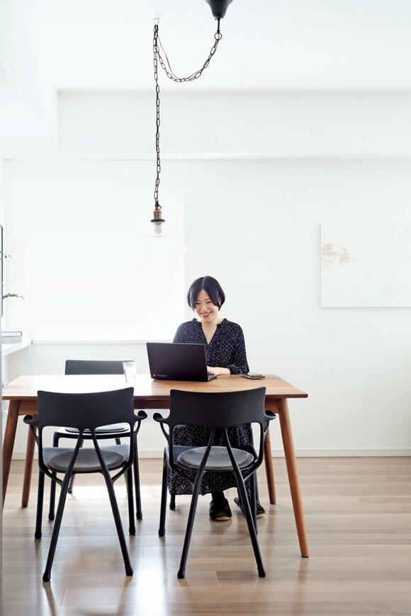 ダイニングテーブルに女性