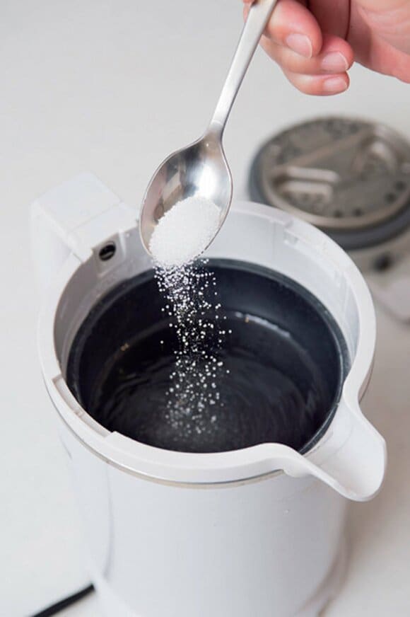 クエン酸水を沸騰させて水アカをゆるめる