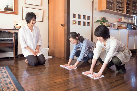 ぞうきんがけはしっかり腰を入れて