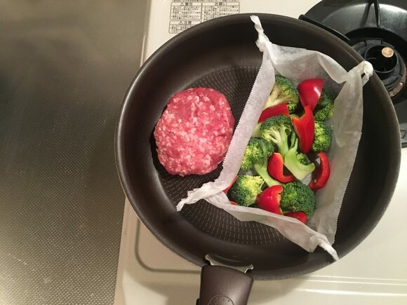 フライパンを強火にかける