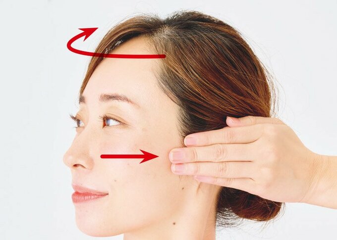 顔を動かして耳にリンパを流す