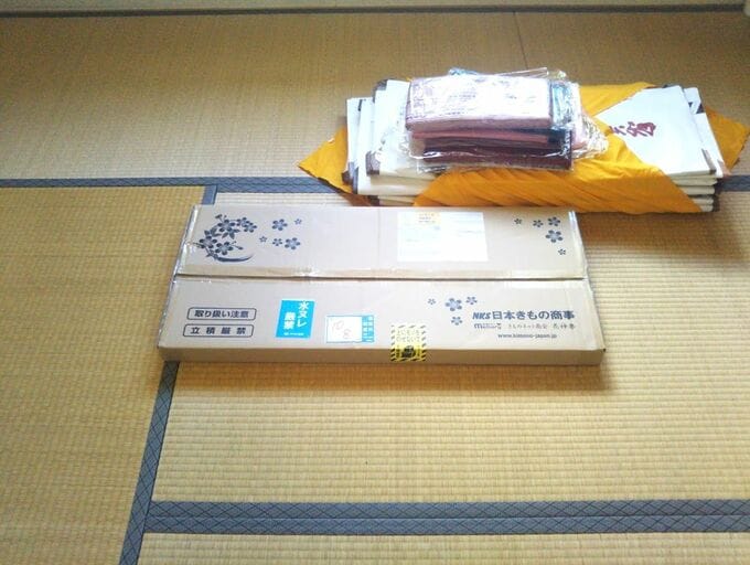 たとう紙で収納された古い着物