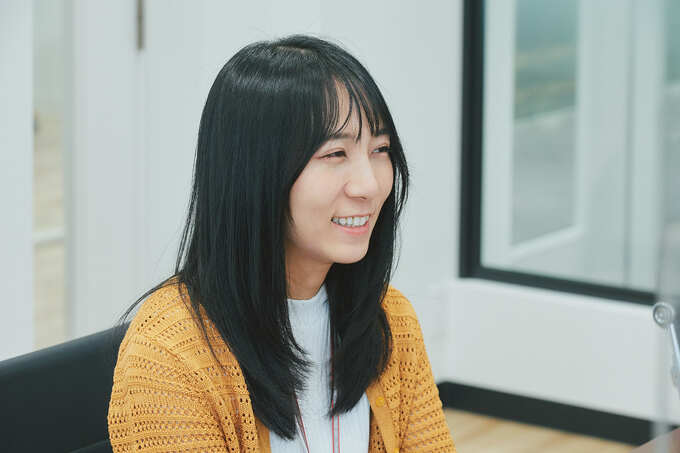 インタビューに答える女性