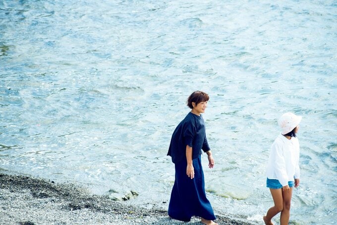 海辺にいる砂原さんと子ども