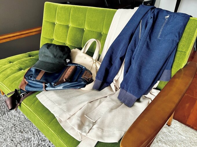 ソファの上に放置された上着やバッグ