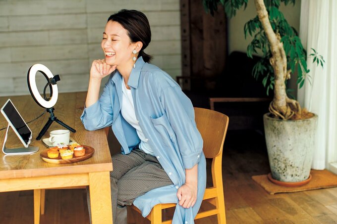 イスに座る女性